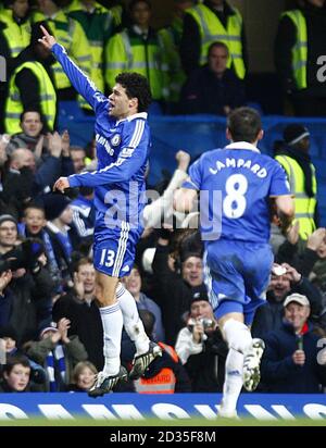 Chelsea's Michael Ballack (links) feiert nach dem dritten Tor des Spiels. Stockfoto