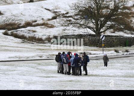 Gruppen von Wanderern kommen vom hohen Boden der North York Moors, als ein kalter Snap Großbritannien trifft. Stockfoto