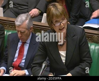 Die stellvertretende Vorsitzende der Labour Party Harriet Harman spricht während der Fragen des Premierministers im Unterhaus in London. Stockfoto