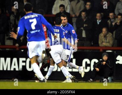 Martin Gritton (hinten) von Chesterfield feiert sein erstes Tor des Spiels mit seinem Teamkollegen Jack Lester während des Coca-Cola League Two Spiels im Griffin Park, Brentford. Stockfoto