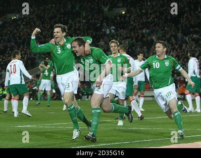 Irlands Richard Dunne (Mitte) feiert mit Teamkollege Kevin Kilbane (links), nachdem er in der ersten Minute beim WM-Qualifikationsspiel im Croke Park, Dublin, einen Treffer erzielte. Stockfoto