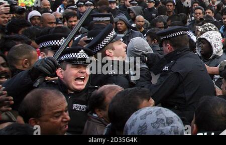 Tamilische Demonstranten fordern einen sofortigen Waffenstillstand in Sri Lanka und stoßen bei einem Protest auf dem Londoner Parliament Square auf die Polizei. Stockfoto