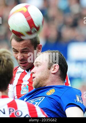 Sunderlands Philip Bardsley (links) und Wayne Rooney (rechts) von Manchester United kämpfen während des Barclays Premier League-Spiels im Stadium of Light, Sunderland, um den Ball in der Luft. Stockfoto