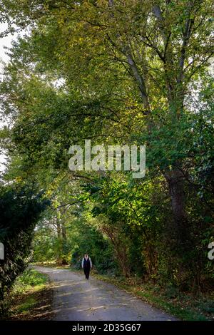 London, Stamford Hill, Lea Valley Park. Ein orthodoxer jüdischer Mann, der auf einem Waldweg zwischen Lee Valley, Millfields und Springfield Parks läuft Stockfoto