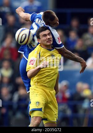 Robert Snodgrass von Leeds United wird von Joe Mattock von Leicester während des Coca-Cola Football League One-Spiels im Walkers Stadium, Leicester, herausgefordert. Stockfoto