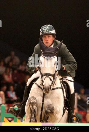 Irlands Shane Breen in Aktion bei 'Multilaghdrin Gold Rain' während der British Open Show Jumping Championships in der LG Arena in Birmingham. Stockfoto