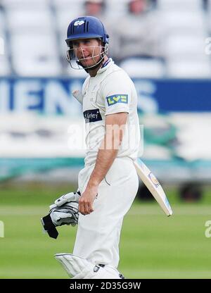 Yorkshire's Michael Vaughan verlässt die Felder, nachdem er während des Liverpool Victoria County Championship-Spiels in Chester le Street, Durham, hinter dem Bowling von Steve Harmion gefangen wurde. Stockfoto