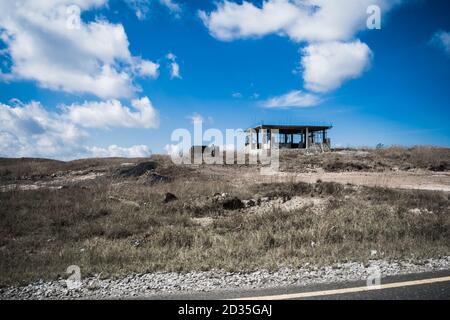 Natürlicher Blick auf die gefalteten Berge und üppig grüne Täler mit klarem Himmel und Wolken von Cherrapunji, Meghalaya, Nordostindien Stockfoto