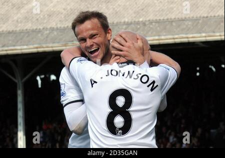 Fulhams Erik Nevland feiert das erste Tor seiner Seite mit Teamkollege Andrew Johnson während des Barclays Premier League-Spiels in Craven Cottage, London. Stockfoto