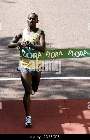 Der Kenianer Samuel Wanjiru überquert die Ziellinie und gewinnt beim Flora London Marathon 2009 das Men's Elite-Rennen. Stockfoto