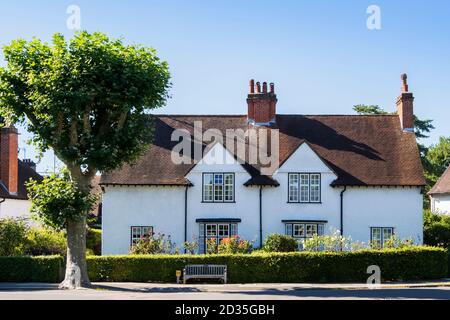 Großbritannien, London. Doppelhaushälfte Kunst und Kunsthandwerk Wohnhäuser auf Hampstead Way in Hampstead Garden Vorort, Sommertag, blauer Himmel, keine Menschen Stockfoto