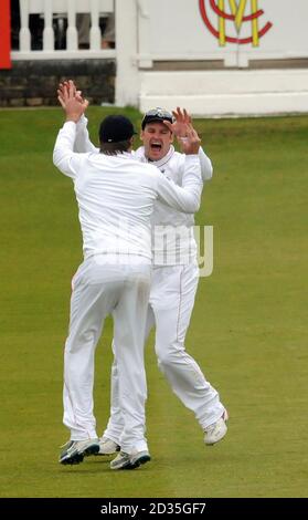 Der Engländer Andrew Strauss feiert den Fang von Lendl Simmons für 16 beim Bowling von Graham Onions während des ersten npower Test Matches im Lord's Cricket Ground, London. Stockfoto