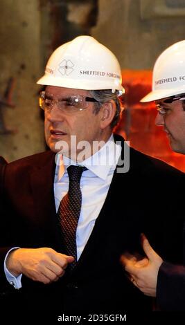 Premierminister Gordon Brown schaut sich die Forgemasters-Werke in Sheffield an. Stockfoto