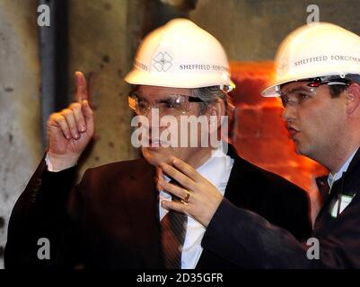 Premierminister Gordon Brown schaut sich die Forgemasters-Werke in Sheffield an. Stockfoto