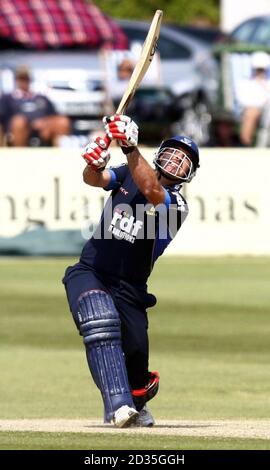 Sussex-Batsman Michael Yardy trifft sich beim Friends Provident Trophy-Spiel auf dem County Ground in Hove. Stockfoto