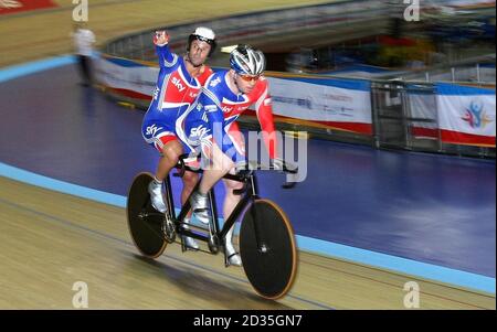 Die Briten Simon Jackson und Barney Story feiern das Gold beim B/VI Sprint während der BT Paralympic World Cup in Manchester. Stockfoto