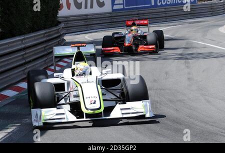 Brawn GP's Jenson Button geht durch, nachdem er gerade den Vodaphon McLaren von Lewis Hamilton während des Grand Prix von Monaco auf dem Circuit de Monaco, Monte Carlo, Monaco überholt hat. Stockfoto