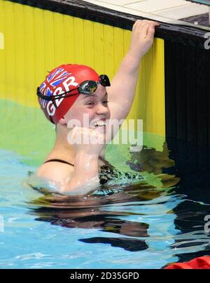 Die britische Eleanor Simmonds feiert Gold in der 100M Freestyle während der BT Paralympic World Cup, Manchester. Stockfoto