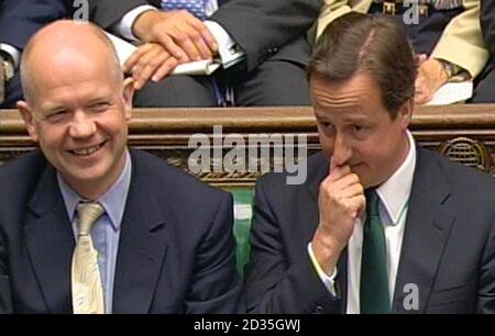 William Hague (links) beobachtet den konservativen Parteiführer David Cameron während der Fragen des Premierministers im Londoner Unterhaus. Stockfoto