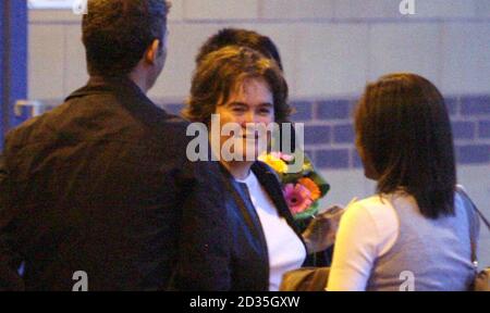 Die britische Got Talent-Teilnehmerin Susan Boyle vor der Birmingham National Indoor Arena nach der ersten Show der britischen Got Talent Live-Tour. Stockfoto