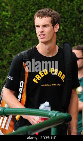 Der britische Andy Murray kommt zu einer Trainingseinheit im All England Lawn Tennis and Croquet Club, Wimbledon, London. Stockfoto