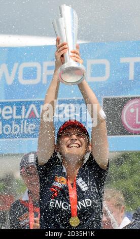 England Kapitän Charlotte Edwards hebt die ICC World Twenty20 Trophy nach dem Finale der Frauen ICC World Twenty20 in Lords, London. Stockfoto