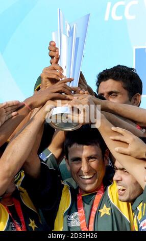 Pakistans Younis Khan hebt die Weltcup-Trophäe, nachdem Pakistan Sri Lanka im Finale der ICC World Twenty20 in Lords, London besiegt hat. Stockfoto