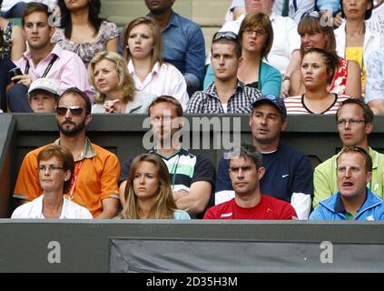 Judy (vorne links), Mutter des britischen Andy Murray, sitzt während der Wimbledon Championships 2009 im All England Tennis Club neben seiner Freundin Kim Sears. Andy Murrays Trainer Matt Little (ganz rechts) sieht auch zu. Stockfoto