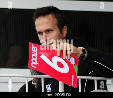 Der ehemalige englische Cricket-Kapitän Michael sieht sich vom Spielerbalkon aus, nachdem er mit seinen Kollegen des Yorkshire Cricket Club bei Headingley Carnegie, Leeds, gesprochen hat. Stockfoto