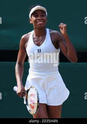 Die US-Amerikanerin Venus Williams feiert ihren Sieg über die russische Dinara Safina während der Wimbledon Championships im All England Lawn Tennis and Croquet Club, Wimbledon, London. Stockfoto