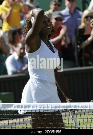 Die US-Amerikanerin Serena Williams feiert ihren Sieg über die US-Amerikanerin Venus Williams während der Wimbledon Championships im All England Lawn Tennis und Croquet Club, Wimbledon, London. Stockfoto