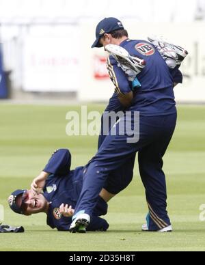 Der australische Kapitän Ricky Ponting dummelt mit Michael Clarke während der Nets-Session in Lord's, London. Stockfoto