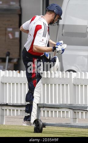 Englands Andrew Flintoff in seinen Pads während der Nets-Sitzung in Lord's, London. Stockfoto