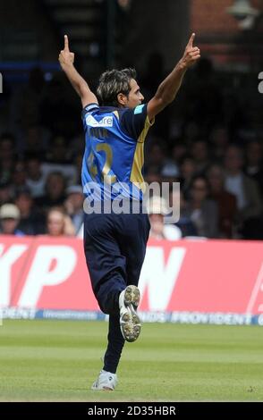 Imran Tahir aus Hampshire feiert das Wicket von Sussex's Rory Hamilton-Brown beim Friends Provident Trophy Final in Lord's, London. Stockfoto