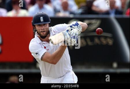 Der Engländer Andrew Flintoff greift beim dritten Test in Edgbaston, Birmingham, das Bowling des australischen Ben Hilfenhaus an. Stockfoto