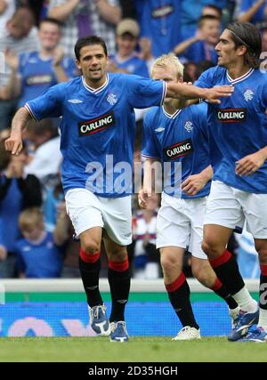 Nacho Novo der Rangers (links) feiert, nachdem er im Vorsaison-Freundschaftsspiel im Ibrox Stadium, Glasgow, das erste Tor des Spiels seiner Seite erzielt hat. Stockfoto