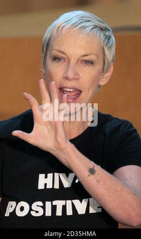 Sängerin Annie Lennox beim Scottish Parliament's Festival of Politics, wo sie über ihr Engagement im Kampf gegen HIV/AIDS in Afrika sprach. Stockfoto