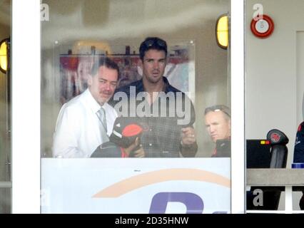 Der englische Kevin Pietersen spricht mit dem Trainer Andy Flower (rechts) beim fünften npower-Testspiel im Oval, London. Stockfoto