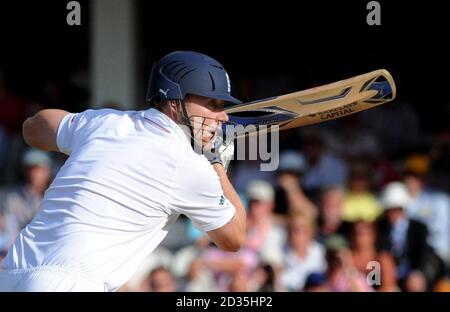 Englands Andrew Flintoff Fledermäuse während der fünften npower Test Match im Oval, London. Stockfoto