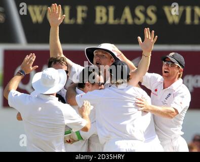 Der englische Andrew Flintoff wird gratuliert, nachdem er beim fünften Npower-Testspiel im Oval in London den australischen Ricky Ponting ausgelaufen ist. Stockfoto