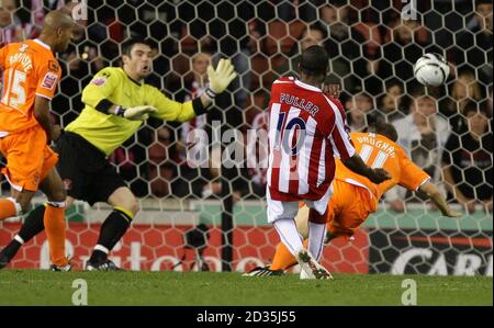 Ricardo Fuller von Stoke City erzielt beim Carling Cup Third Round Match im Britannia Stadium, Stoke on Trent, das dritte Tor des Spiels. Stockfoto