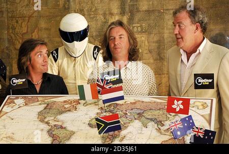 The Stig (hinten), Richard Hammond (links) James May (Mitte) und Jeremy Clarkson bei der Londoner Royal Geographical Society starten die Top Gear Live World Tour. Stockfoto