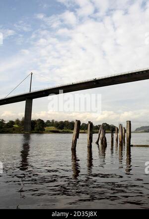 Eine allgemeine Ansicht der Erskine Bridge bei Glasgow, von Old Kilpatrick aus gesehen, wo zwei Frauen starben, nachdem sie von der Brücke in den Fluss gesprungen waren. Stockfoto