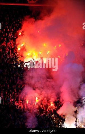 Ukraine-Fans lassen vor dem FIFA-WM-Qualifikationsspiel in der Dnipro Arena, Dnipropetrovsk, Ukraine, Fackeln. Stockfoto