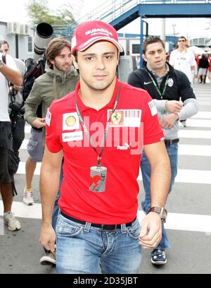 Ferrari Felipe Massa kommt auf der Strecke Interlagos für den Trainingstag in Interlagos, Sao Paulo. Es ist das erste Mal, dass er das Fahrerlager seit seinem Absturz beim Großen Preis von Ungarn im Juli betritt. Stockfoto