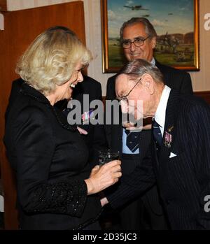 Die Herzogin von Cornwall spricht mit RAF Ex-Prisoners of war (Namen nicht bekannt) in RAF Henlow, Bedfordshire, wo sie an einem RAF Ex-Prisoners of war Association Dinner teilnahm. Stockfoto