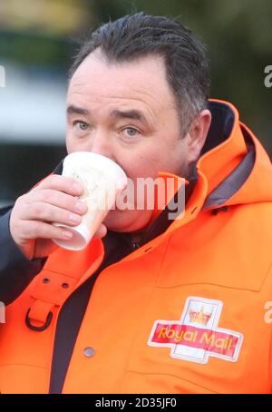 Postarbeiter in der Streiklinie außerhalb des Hauptverarbeitungszentrums von Royal Mail in Glasgow. Stockfoto