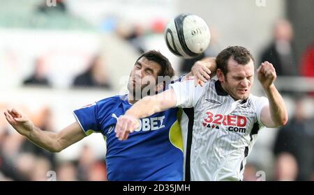 Craig Beattie von Swansea City und Joe Ledley von Cardiff City kämpfen beim Coca-Cola Championship-Spiel im Liberty Stadium in Swansea um einen Ball in der Luft. Stockfoto