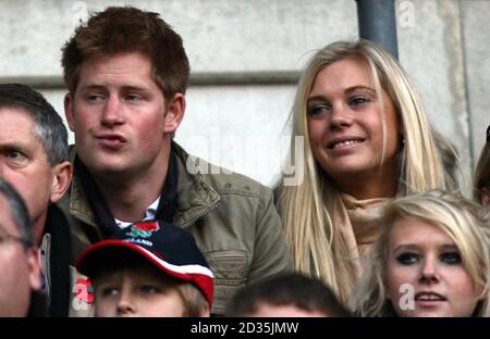 Prinz Harry (links) und Chelsy Davy (rechts) beobachten von den Tribünen während des Investec Challenge Series Spiels im Twickenham Stadium, London. Stockfoto