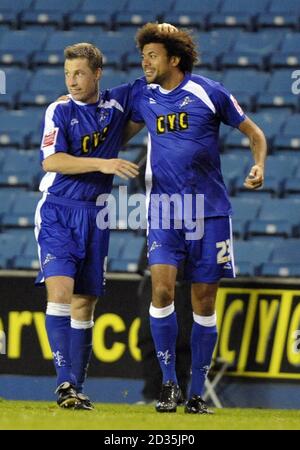 Millwall's Jason Price (rechts) feiert sein Tor beim ersten Runde FA Cup Spiel in New Den, London. Stockfoto